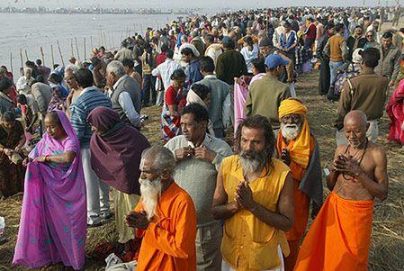 Hindusi świętują Połowy Dzbana, pół mln ludzi wykąpało się w Gangesie