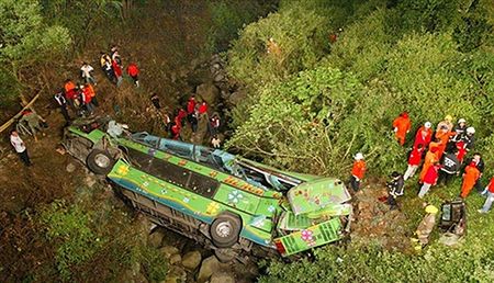 22 osoby zginęły w wypadku tajwańskiego autobusu
