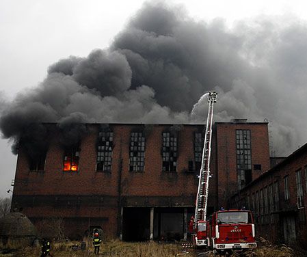 Kilkudziesięciu strażaków walczy z pożarem w Gliwicach