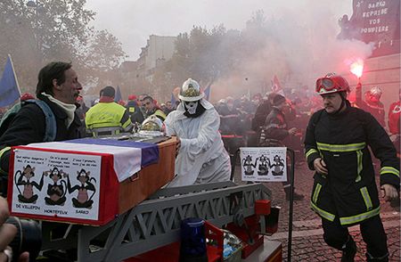 W Paryżu strażacy starli się z policja, 15 osób jest rannych