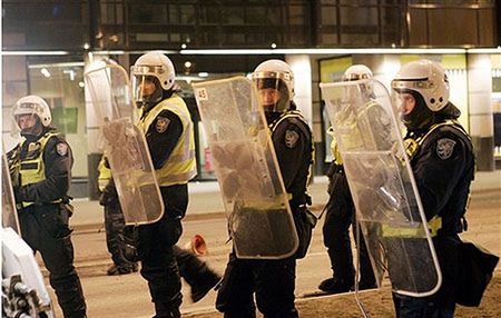 Estońska policja: podzielcie się tarczami i hełmami