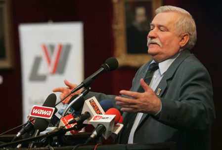 Wałęsa: pora, by obywatele się obudzili