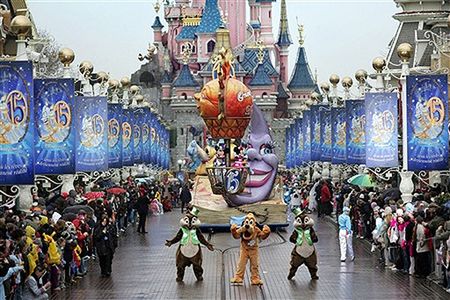 Disneyland rozpoczyna świętowanie 15. urodzin