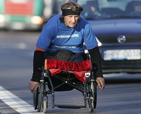 Niepełnosprawny sportowiec przejechał na wózku 130 km