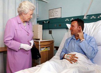 Królowa odwiedziła rannych w londyńskim szpitalu
