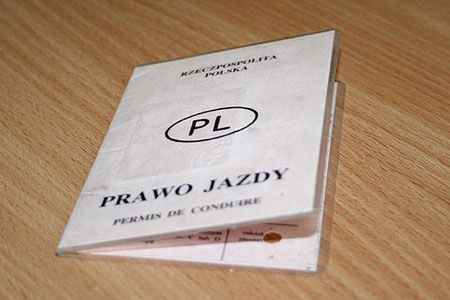 Wciąż wsiadają za kółko ze starym prawem jazdy