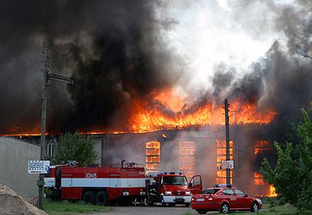 Trwa dogaszanie pożaru w byłej stoczni jachtowej w Szczecinie
