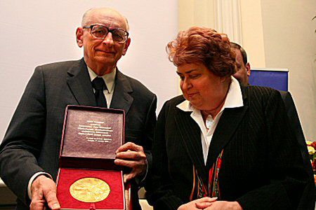 Prof. Bartoszewski odznaczony Medalem Tolerancji