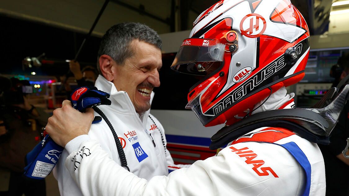 Gunther Steiner (po lewej) i Kevin Magnussen