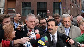 Jan Guz z OPZZ, Janusz Śniadek z NSZZ "Solidarność" i Wiesław Siewierski z Forum Związków Zawodowych rozmawiają z dziennikarzami przed ministerstwem pracy i polityki społecznej