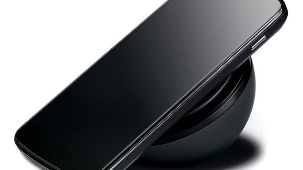 Czasy, w których wystarczyło podłączyć ładowarkę do telefonu raz na tydzień już dawno minęły. Dziś wszystkie nowoczesne  telefony komórkowe mają poważną wadę – baterię, którą trzeba praktycznie codziennie ładować. Ale czy rzeczywiście każdego dnia jesteśmy zmuszeni podłączać kabel do smartfona? Otóż nie. Wystarczy wybrać model, który posiada funkcję bezprzewodowego ładowania baterii. Posiadają ją flagowe telefony Z serii Nokia Lumia oraz Gooxle Nexus.

Technologia ta wcale nie jest nowa. Wykorzystywana jest np. w elektrycznych szczoteczkach do zębów. W przypadku telefonów, wystarczy położyć smartfona na specjalnej macie, a proces łądowania rozpocznie się automatycznie. Szkoda tylko, że bateria w ten sposób ładuje się znacznie dłużej (duże straty energii), a ładowarkę trzeba dokupić osobno.