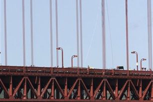 Protybetański transparent na moście w San Francisco