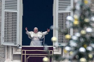 Benedykt XVI pozdrowił wiernych ze swego okna