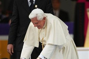 Upadek Benedykta XVI to "malutki incydent bez konsekwencji"