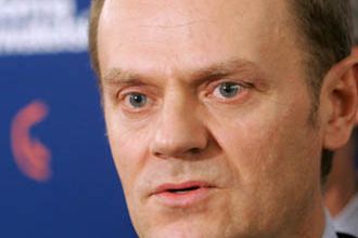 Tusk: premier celowo wprowadza ludzi w błąd