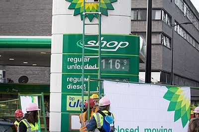 Greenpeace zablokował 50 stacji paliw BP