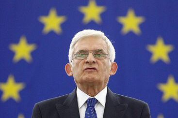 Buzek: PE nie ma możliwości zajęcia się Smoleńskiem