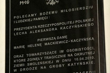 Błąd w tablicy upamiętniającej Lecha Kaczyńskiego