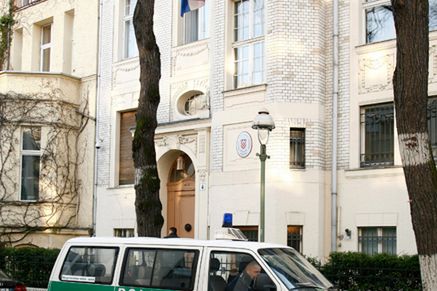 Granat przed ambasadą w Berlinie