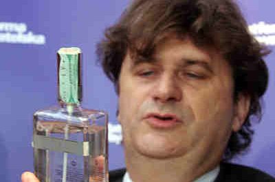 Palikot: na kongresie PiS alkohol trzymali w perfumach