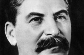 Kwiatki dla tyrana - kilkaset osób uczciło pamięć Stalina