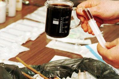 Butelki z heroiną zamiast do utylizacji trafiły na śmietnik sądu