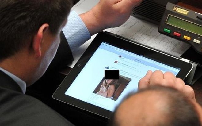 Posłowie oglądają pornosy na tabletach w Sejmie