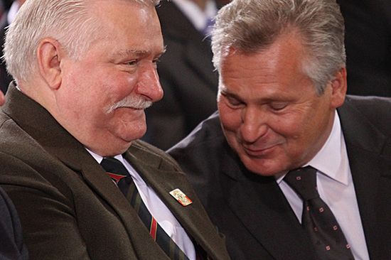 Lech Wałęsa odebrał zaświadczenie