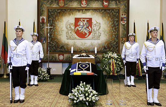 Skandal na pogrzebie - rodzina prezydenta bojkotuje mszę