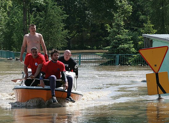 Przerwany wał pod Płockiem - mieszkańcy 25 miejscowości muszą uciekać