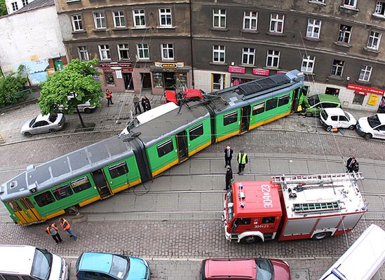 Tramwaj wepchnął auta w budynek - 5 osób rannych