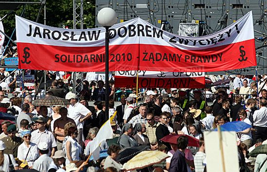 Kaczyński na białym koniu, z włócznią - na mszy czy po?