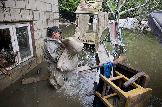 Zadzwoń po więźniów - pomogą ci sprzątnąć po powodzi