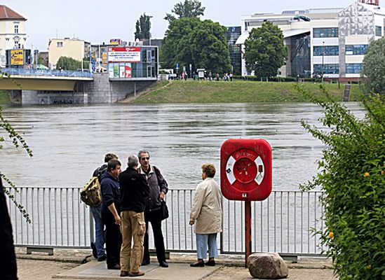 Policja wzmacnia kontrole na zalanych terenach