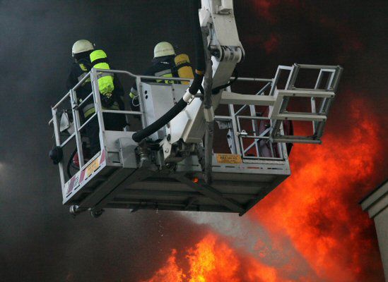 Pożar bloku w Warszawie - strażacy ugasili ogień