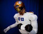 Robot astronauta pisze na Tweeterze