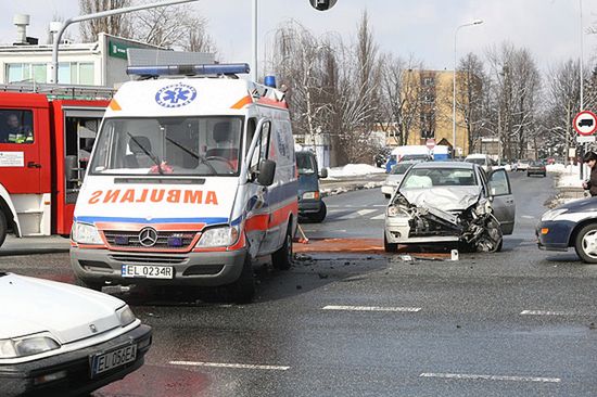 5 osób rannych po zderzeniu karetki z samochodem osobowym