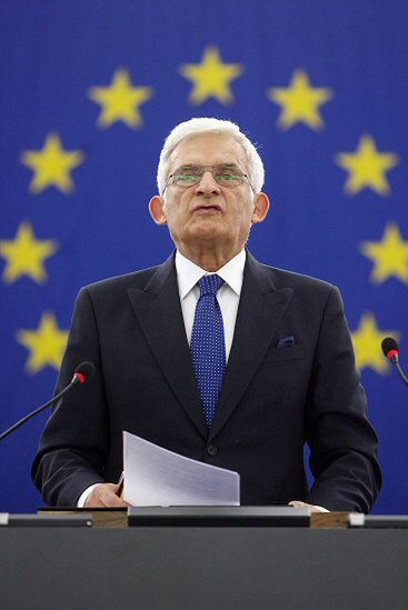 Buzek: PE nie ma możliwości zajęcia się Smoleńskiem