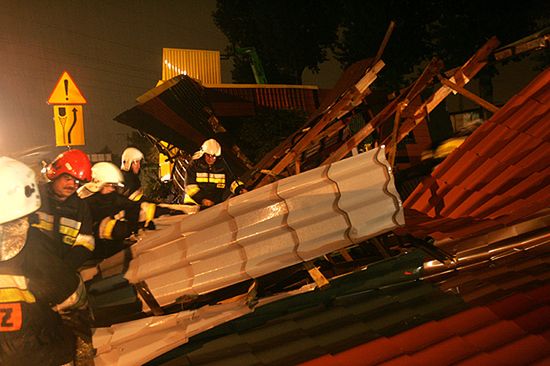 IMGW: wichury mogą łamać kominy i wyrywać drzewa