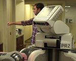 Humanoidalny robot zdalnie sterowany za pomocą Kinecta