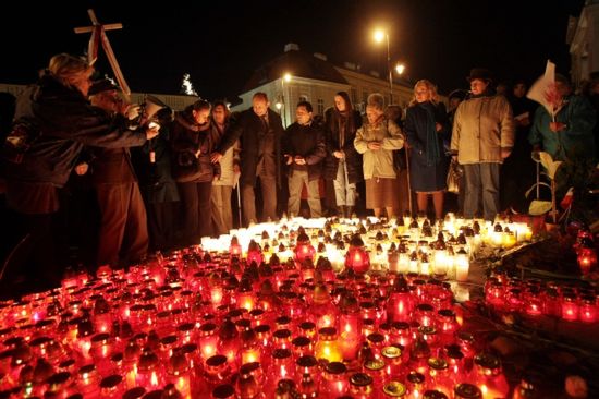 Z wężem strażackim na znicze pod Pałacem Prezydenckim