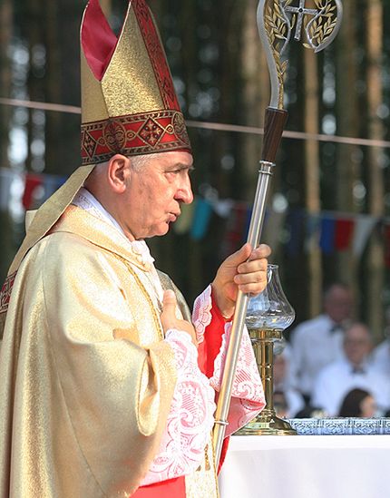 Prymas Polski: nie angażujcie się w tę manipulację krzyżem!