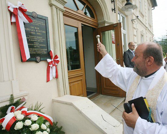 "PO pod presją lobby dawnej bezpieki zniszczyła IPN"