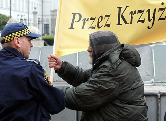 "Obrońcy krzyża" wyciągają namioty, liczą na pielgrzymki