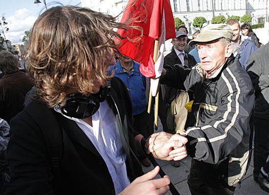 Po katastrofie coś się zmieniło? Polacy spuszczają głowy