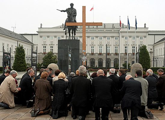 "Krzyż jest w areszcie; wpuścić Jarosława"