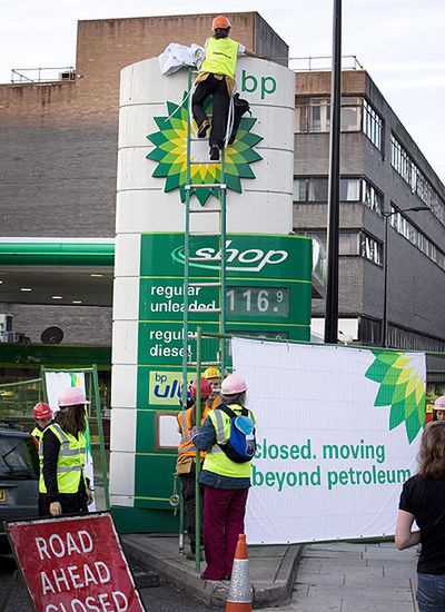 Greenpeace zablokował 50 stacji paliw BP