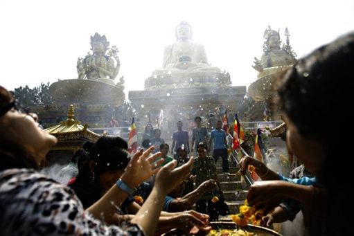 Dziesiątki tysięcy wiernych świętują urodziny Buddy