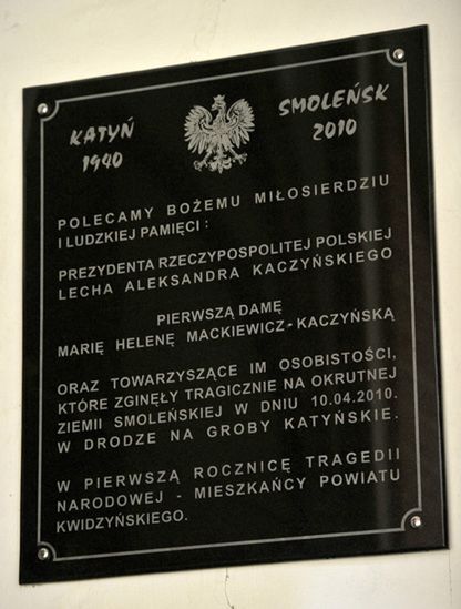 Błąd w tablicy upamiętniającej Lecha Kaczyńskiego