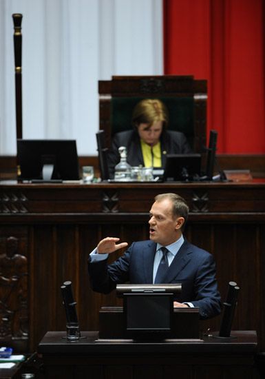 Donald Tusk w starciu na słowa z artystami